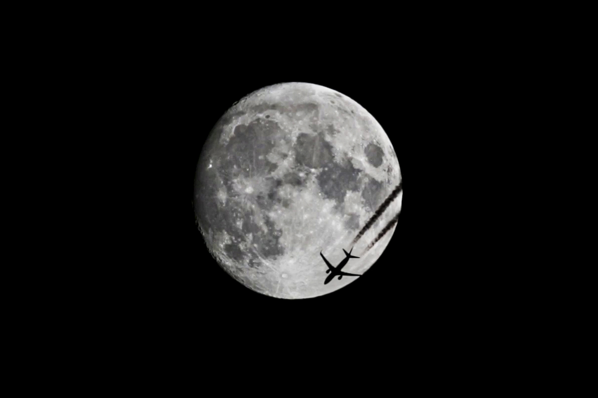 Mond mit Flieger 1200px.jpg